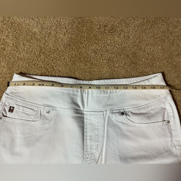 Belle by Kim Gravel TripleLuxe White Twill 5-Pocket 8" Shorts Size 14 A395459 - Picture 9 of 9
